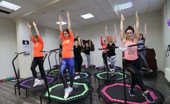Джампинг-фитнес: тренировка на батуте для похудения и улучшения ...