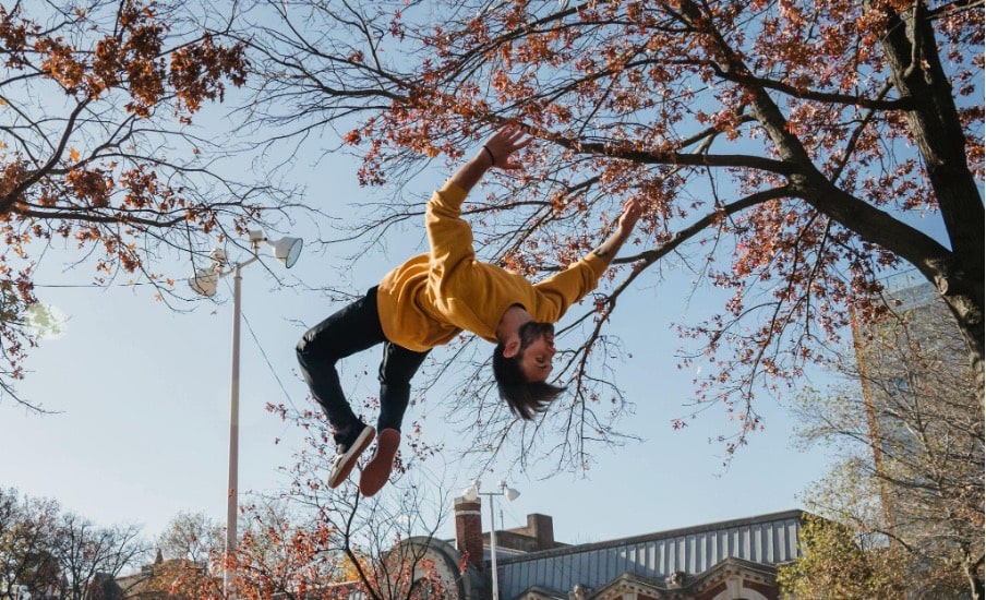 uchimsya-delat-salto-na-batute-tekhnika-oshibki-i-bezopasnost_3.jpg сальто как научиться
