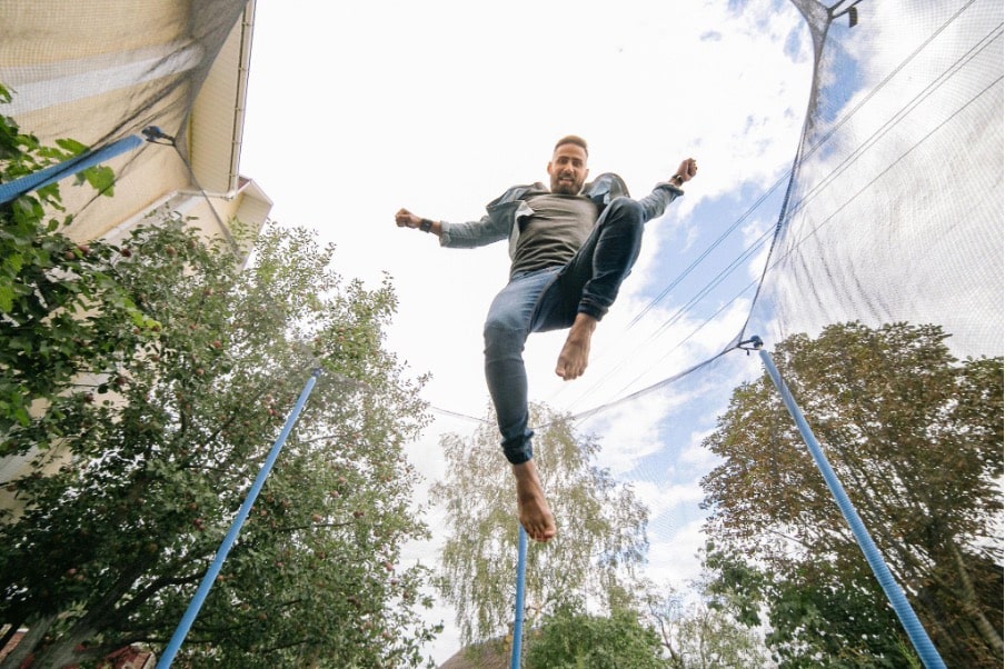 uchimsya-delat-salto-na-batute-tekhnika-oshibki-i-bezopasnost_2.jpg как правильно делать сальто